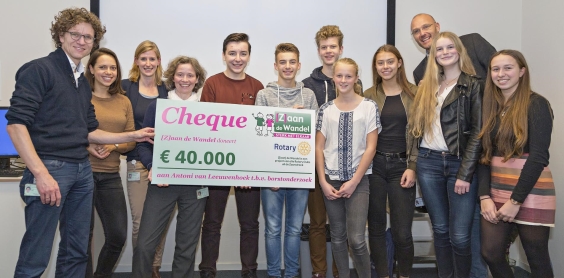 Antoni van Leeuwenhoek blij met gift [Z]aan de Wandel 2016